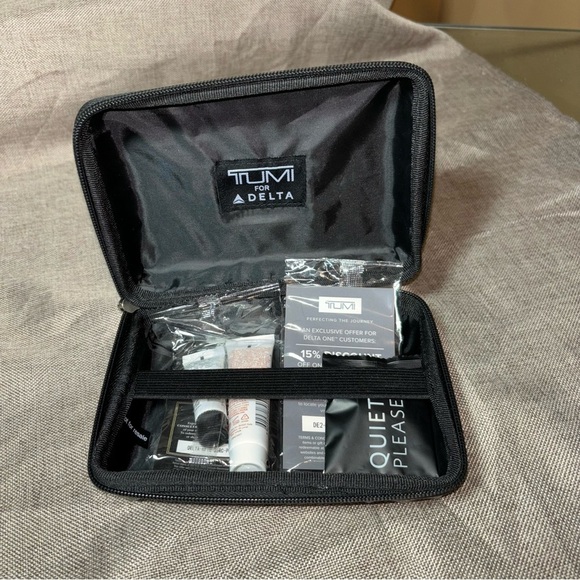 TUMI FOR DELTA HARDSHELL ZIPPERED AMENITY CASE - Picture 6 of 8